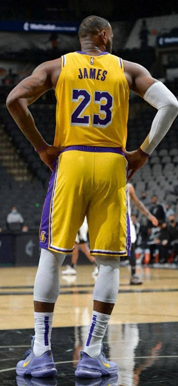 问鼎国际-今夜金州勇士调整名单以备全明星赛；再遭质疑环节打磨；悬念犹存；临场指挥获称赞的简单介绍