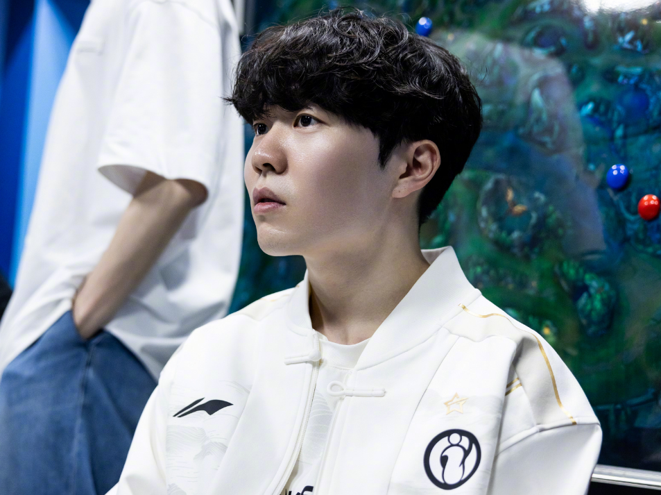 问鼎-Rookie回归赛场，惊险取胜首场状态亮眼，G2观众沸腾！的简单介绍