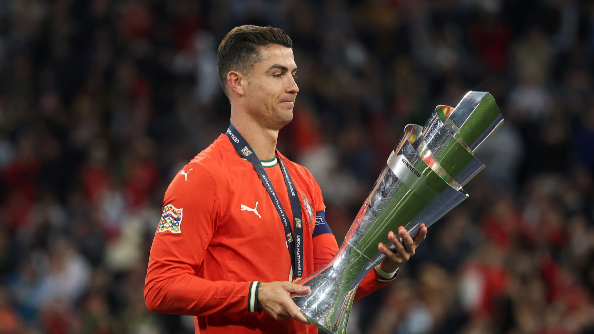 问鼎娱乐-包含C罗回归赛场，精彩发挥首场状态亮眼，湖人观众沸腾！的词条