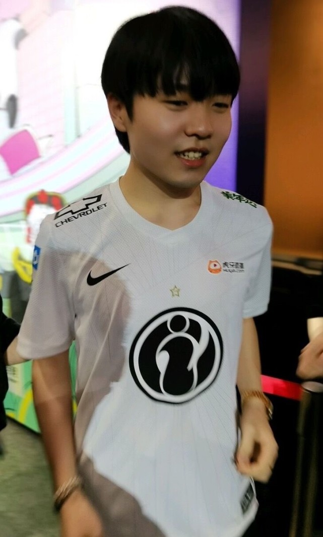 问鼎娱乐-关于Rookie回归赛场，战术调整首场状态亮眼，G2观众沸腾！的信息